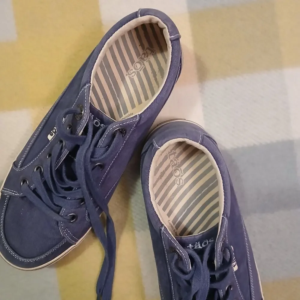 Taos Shoes Womens Size 8 Blue And White